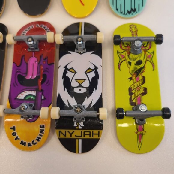 12 Fingerboards 10 Tech Deck and 2 Hot Wheels & Cards - Picture 2 of 10